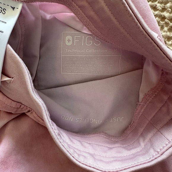 Figs Women’s M Catarina Top & Joggers - Marbled Rose - Picture 5 of 10